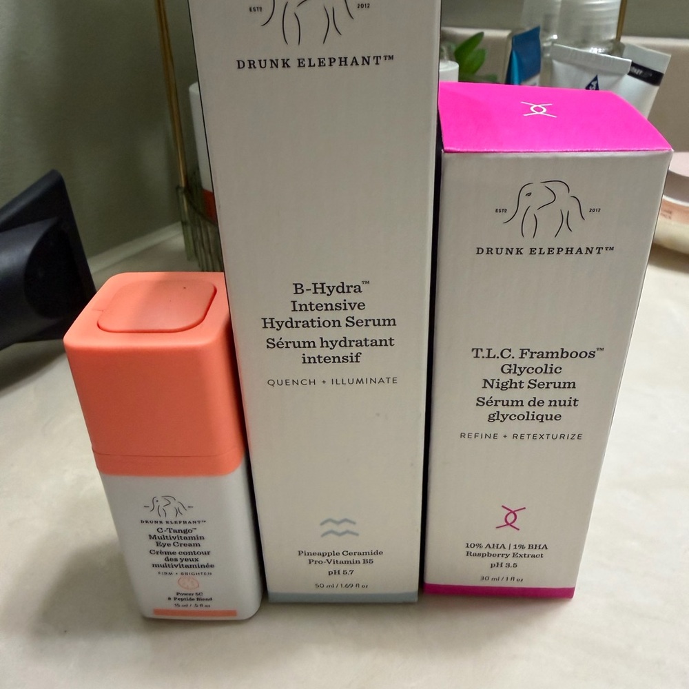 Drunk Elephant T.L.C. Framboos Glycolic Night Serum - Pink and White